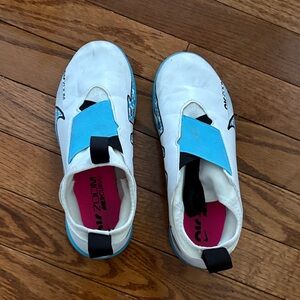 Kids nike “flats” soccer shoes size 2.5 youth